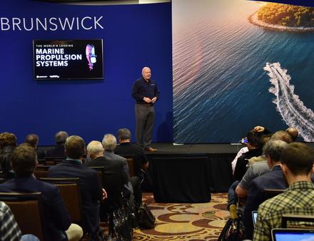 Dave Foulkes, PDG de Brunswick à la conférence de presse du CES de Las Vegas. Nautisme Article
