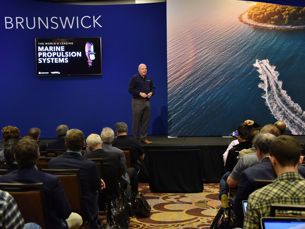 Dave Foulkes, PDG de Brunswick à la conférence de presse du CES de Las Vegas. Nautisme Article