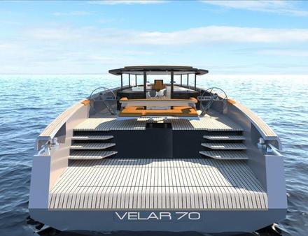 Sur ce motor-yacht de 21 mètres, la surface arrière complètement ouverte est impressionnante et permet d'y accueillir des jouets nautiques... Nautisme Article