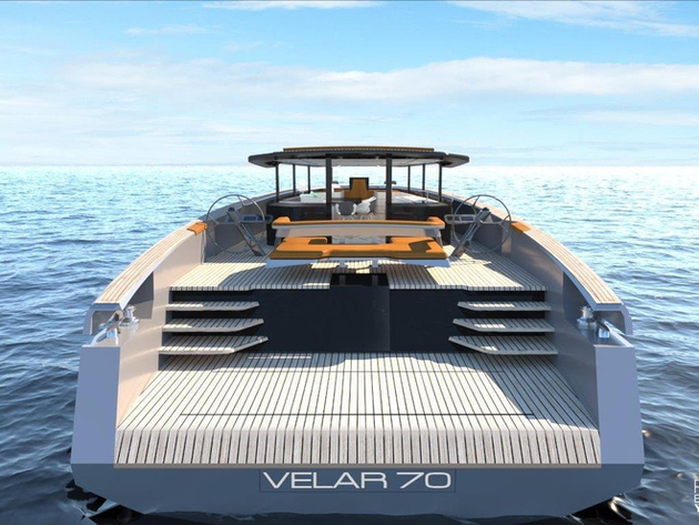 Sur ce motor-yacht de 21 mètres, la surface arrière complètement ouverte est impressionnante et permet d'y accueillir des jouets nautiques... Nautisme Article