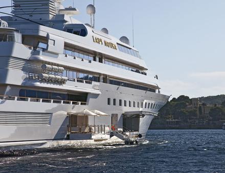 L'équipage du Lady Moura comprend 60 marins à plein temps pour son fonctionnement et son entretien... Nautisme Article