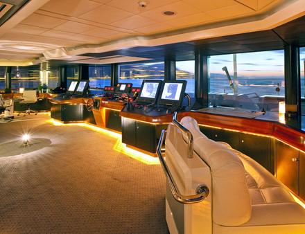 L'impressionnant poste de pilotage du Lady Moura. Nautisme Article