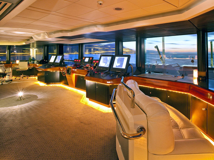 L'impressionnant poste de pilotage du Lady Moura. Nautisme Article