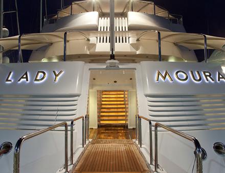 L'accès principal au motor-yacht se fait par l'arrière via une immense plateforme. De chaque côté, les plaques signalétiques sont en or 24 carats ! Nautisme Article