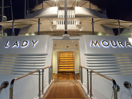 L'accès principal au motor-yacht se fait par l'arrière via une immense plateforme. De chaque côté, les plaques signalétiques sont en or 24 carats ! Nautisme Article