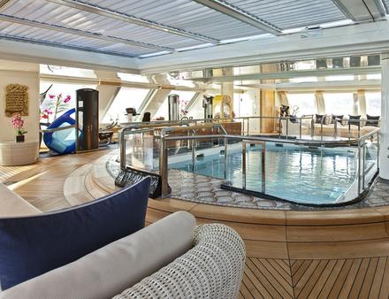 A la manière d'un palace, le Lady Moura propose une piscine intérieure chauffée et accessible toute l'année... Nautisme Article