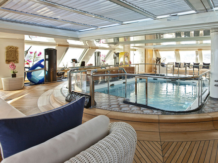 A la manière d'un palace, le Lady Moura propose une piscine intérieure chauffée et accessible toute l'année... Nautisme Article