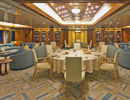 Décoration très classique pour la salle à manger qui peut accueillir une dizaine de personnes. Nautisme Article