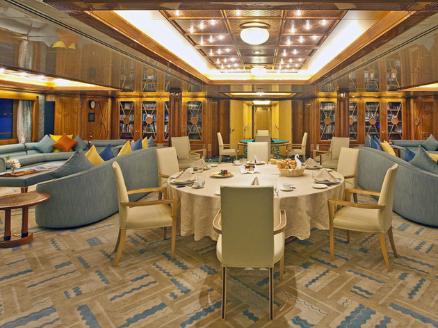 Décoration très classique pour la salle à manger qui peut accueillir une dizaine de personnes. Nautisme Article