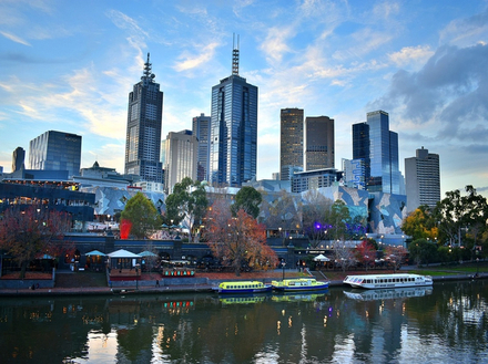 « La fumée n'est plus un problème ni à Sydney, ni à Melbourne, aujourd'hui il a plu, donc la fumée est en train de se désépaissir. » « La fumée n'est plus un problème ni à Sydney, ni à Melbourne, aujourd'hui il a plu, donc la fumée est en train de se désépaissir. »
