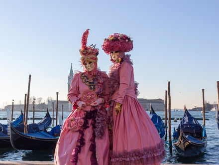 Contrairement à celui de Rio, le carnaval de Venise est constitué de costumes d'époque datant du XVIe siècle et est inspiré de personnages issus des légendes italiennes tels qu'Arlequin.   Contrairement à celui de Rio, le carnaval de Venise est constitué de costumes d'époque datant du XVIe siècle et est inspiré de personnages issus des légendes italiennes tels qu'Arlequin.