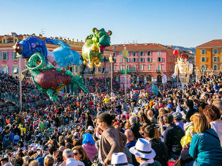 Le carnaval de Nice est le plus grand carnaval de France et attire chaque année plusieurs centaines de milliers de personnes. Le carnaval de Nice est le plus grand carnaval de France et attire chaque année plusieurs centaines de milliers de personnes.