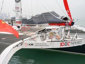 Le maxi-trimaran IDEC SPORT est à Shenzhen en Chine