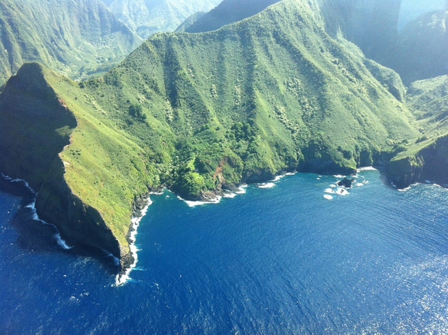 Molokai, vue d'hélicoptère. Nautisme Article