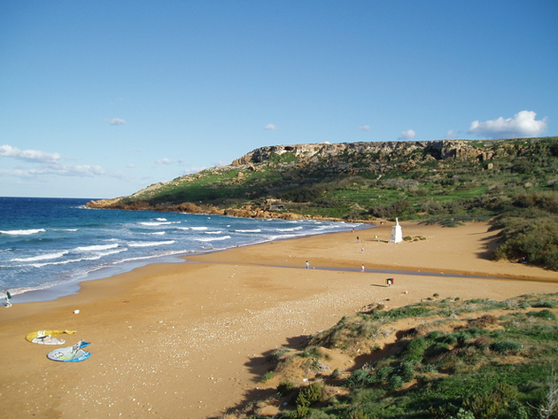 Admirez les sites naturels la plage de sable fin de la baie de Ramla. Nautisme Article