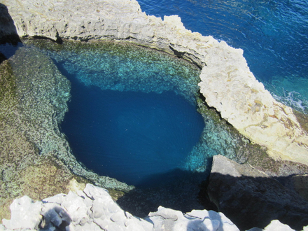 Une bonne partie des sites les plus connus comme le célèbre Trou Bleu (Blue Hole) ci-dessous, la mer intérieure (Inland Sea) et le point de Reqqa (Reqqa Point) sont même accessibles depuis le rivage.