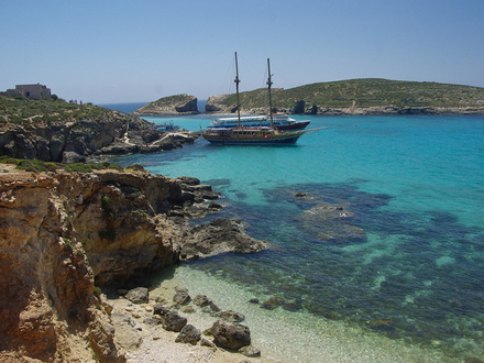 Conscients que le tourisme de plongée était un atout pour l?île, deux épaves ont volontairement été coulées sur la côte sud de l'île, sur des fonds entre 23 et 39 m, le Comino Land et le Karwela.