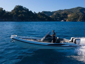 Cinq semi-rigides Lomac exposés au Boot