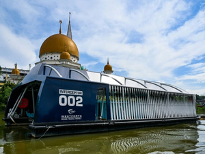 Une péniche innovante contre l'invasion du plastique dans les océans