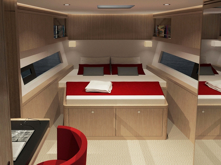 La cabine propriétaire avec salle de bain et bureau, privatifs, occupent la partie avant de la coque centrale du trimaran. 