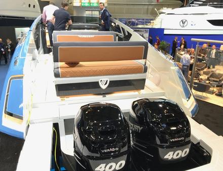 Deux puissants hors-bord près de la plateforme de bain et de l'espace dans le cockpit. Le nouveau F33 ne manque pas d'atouts... Nautisme Article