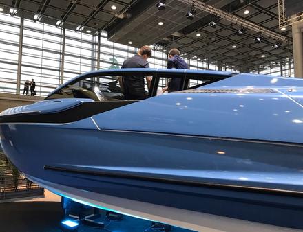 Le bateau est disponible dans plusieurs finitions de couleur. Au choix du client. Nautisme Article