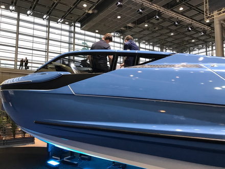 Le bateau est disponible dans plusieurs finitions de couleur. Au choix du client. Nautisme Article