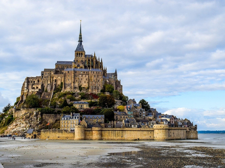 Le Mont-Saint-Michel est un véritable monument historique et figure depuis 1979 sur la liste du patrimoine mondial de l'UNESCO. Le Mont-Saint-Michel est un véritable monument historique et figure depuis 1979 sur la liste du patrimoine mondial de l'UNESCO.