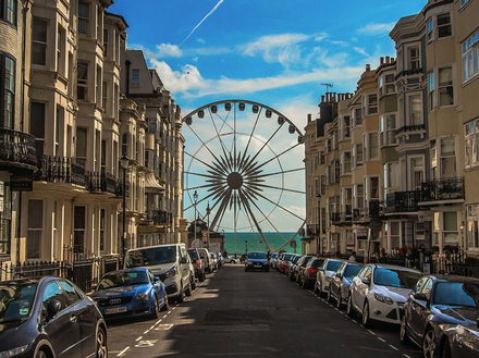 Connue pour sa sérénité la journée et son dynamisme la nuit, la ville de Brighton possède un double visage... Connue pour sa sérénité la journée et son dynamisme la nuit, la ville de Brighton possède un double visage...