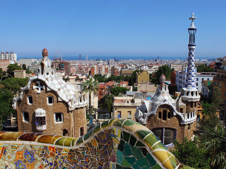 Barcelone, capitale de la région espagnole de Catalogne, est réputée pour ses bâtiments emblématiques créés par le célèbre architecte Antoni Gaudi.