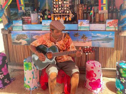 « La cabane de Mario se trouve juste en face du lagon, et offre une vue imprenable.». 