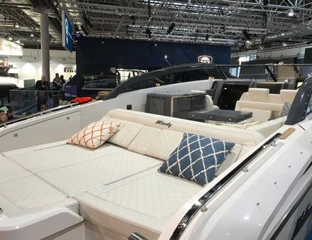 Un important bain de soleil arrière recouvre le bloc moteur du Windy 37. Nautisme Article