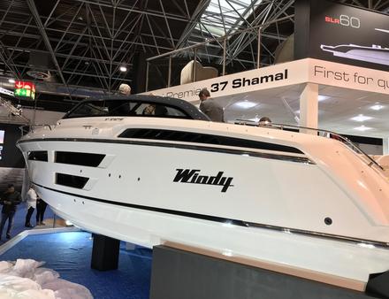 La ligne du bateau norvégien est épurée avec un pare-brise discret, une étrave droite et des ouvertures latérales dans la coque. Nautisme Article