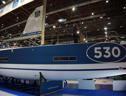 On reconnaît le coup de crayon de l'équipe d'Umberto Felci pour le Dufour 530. Nautisme Article