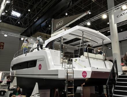 Vue arrière du nouveau Bali avec sa fameuse porte oscillo-basculante qui permet d'agrandir l'espace à bord. Nautisme Article