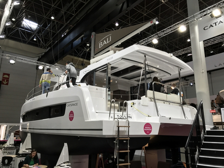 Vue arrière du nouveau Bali avec sa fameuse porte oscillo-basculante qui permet d'agrandir l'espace à bord.  Vue arrière du nouveau Bali avec sa fameuse porte oscillo-basculante qui permet d'agrandir l'espace à bord.