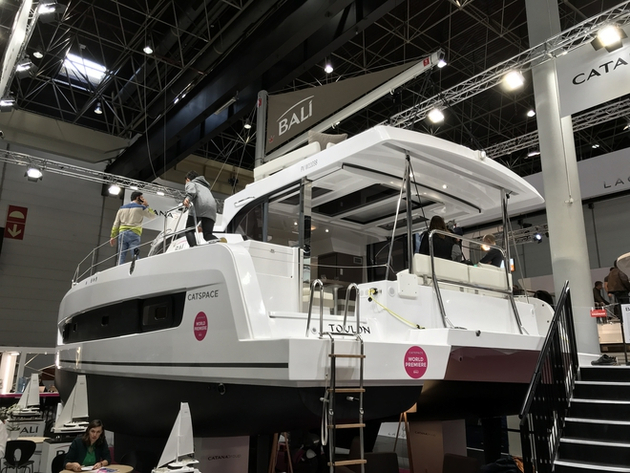 Vue arrière du nouveau Bali avec sa fameuse porte oscillo-basculante qui permet d'agrandir l'espace à bord. Nautisme Article