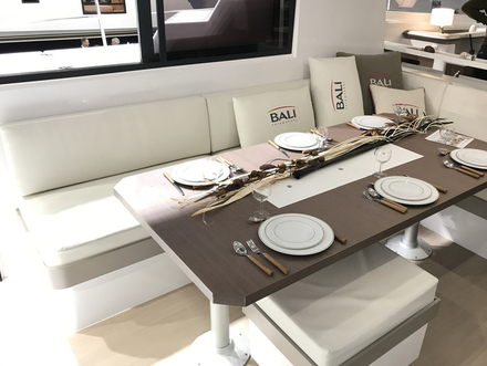 Le carré du Catspace est placé à bâbord et permet d'accueillir plusieurs convives...  Le carré du Catspace est placé à bâbord et permet d'accueillir plusieurs convives...