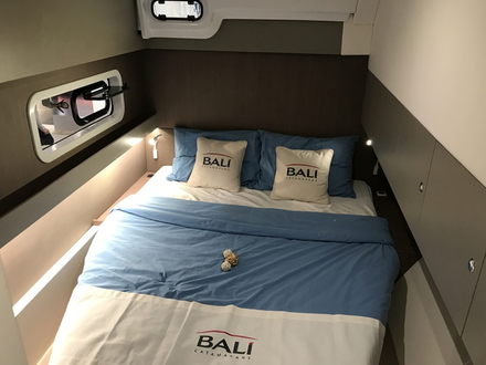 Ce catamaran existe en version 3 ou 4 cabines. Intéressant pour un modèle de seulement 40'.  Ce catamaran existe en version 3 ou 4 cabines. Intéressant pour un modèle de seulement 40'.