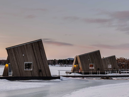 L'hôtel possède un total de douze chambres, six cabines flottantes sur le lac et six cabines à terre réparties le long du plan d'eau. L'hôtel possède un total de douze chambres, six cabines flottantes sur le lac et six cabines à terre réparties le long du plan d'eau.