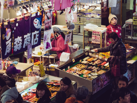 Dégustez des sushis faits à partir de produits de la mer fraîchement pêchés dans la mer de Seto au marché de Karato. Dégustez des sushis faits à partir de produits de la mer fraîchement pêchés dans la mer de Seto au marché de Karato.