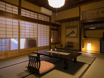 L'hôtel Okutsuso propose des chambres traditionnelles dans un établissement en bois construit en 1927. L'hôtel Okutsuso propose des chambres traditionnelles dans un établissement en bois construit en 1927.