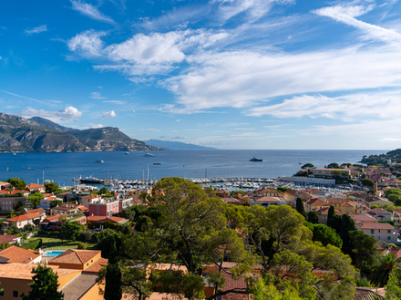 Vue vers Beaulieu-sur-Mer et l'Italie au loin Vue vers Beaulieu-sur-Mer et l'Italie au loin