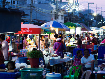 Un repas dans un Street food, restauration de rue très répandue en Asie du sud-est, est une expérience à ne pas manquer ! Et c'est délicieux ! Un repas dans un Street food, restauration de rue très répandue en Asie du sud-est, est une expérience à ne pas manquer ! Et c'est délicieux !