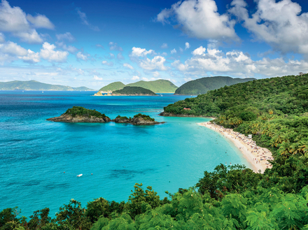 Plages de sable blanc, petits ports, nature à l'état brut et villages de charme s'offrent aux visiteurs pour une pause ensoleillée, loin de l'agitation urbaine.