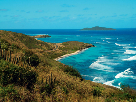 Sur Sainte-Croix, les paysages composés de sommets rocailleux, de forêts vierges et de ruines d'anciens moulins à sucre tranchent avec les deux villes historiques de Sainte-Croix, Christandsted et Frederiksted. Sur Sainte-Croix, les paysages composés de sommets rocailleux, de forêts vierges et de ruines d'anciens moulins à sucre tranchent avec les deux villes historiques de Sainte-Croix, Christandsted et Frederiksted.