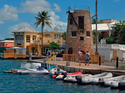 Christandsted a été fondée par les Danois en 1735. En se baladant à pied dans les ruelles, on découvre son architecture préservée, et des noms de rues en danois, datant de l'époque coloniale.