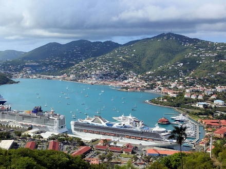 Avec ses maisons aux toits rouges et ses remparts de briques, Charlotte Amalie, la pittoresque capitale de l'île de Saint-Thomas, garde les traces de son double passé danois et français. Avec ses maisons aux toits rouges et ses remparts de briques, Charlotte Amalie, la pittoresque capitale de l'île de Saint-Thomas, garde les traces de son double passé danois et français.