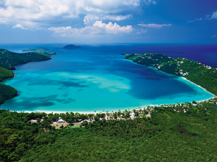 Plus facile d'accès que les autres îles, Saint-Thomas fait partie des escales favorites des plaisanciers qui viennent naviguer dans les eaux des Îles Vierges Américaines. Ici Magen's Bay. Plus facile d'accès que les autres îles, Saint-Thomas fait partie des escales favorites des plaisanciers qui viennent naviguer dans les eaux des Îles Vierges Américaines. Ici Magen's Bay.