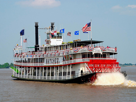 Steambot Natchez vous propose plusieurs croisières dont deux à la journée. Durant la "Sunday Jass Brunch Cruise", vous voyagerez pendant 2h à bord d'un bateau à roues à aubes. 